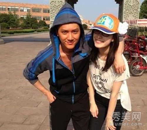 《杨幂》中的女主角妮妮有着美丽的妆容和平淡的面容。