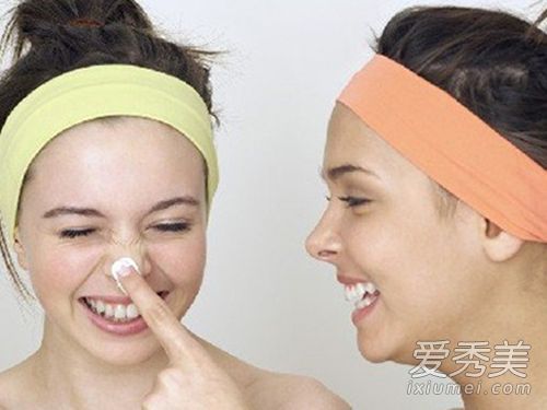 应该用这种方法去除黑头。有一种方法不挤压或撕裂它们。