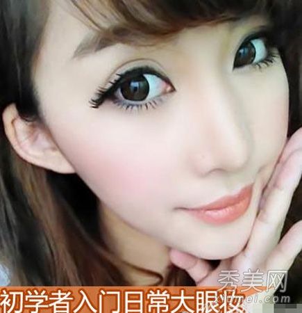 化妆初学者必须学习灵活的眼部化妆课程。