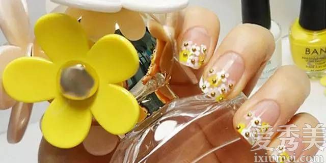 美甲教程:DIY优雅菊花美甲