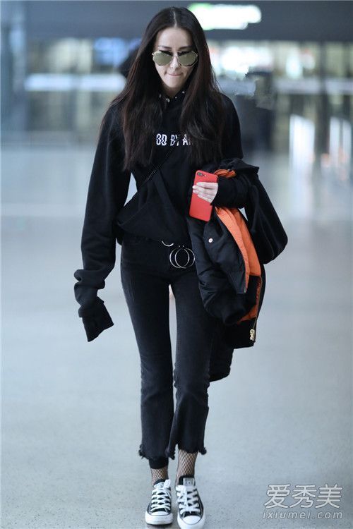 谁说只有辣妹才能穿迪丽热巴的鱼网袜上街摄影?