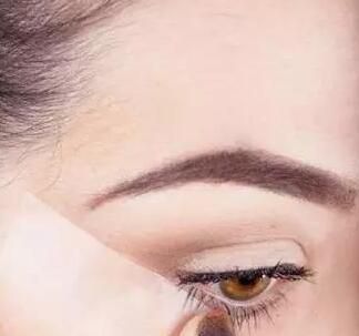 懒惰化妆:用“创可贴”画眼妆