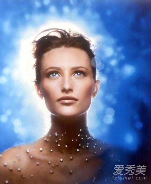 皮肤干燥，显示出衰老、滋润和抗衰老的诀窍