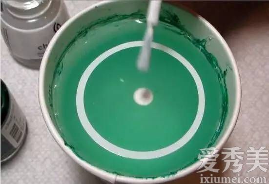 水染指甲艺术:创造四叶草指甲艺术的6个步骤