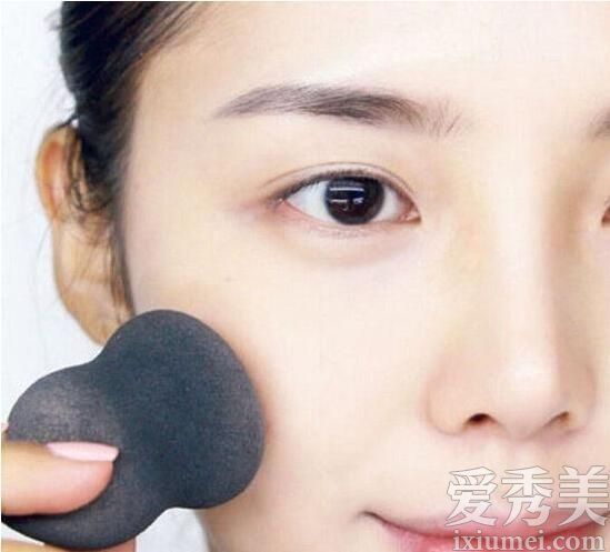 小马化妆教程:粉红色和软雾韩国化妆画