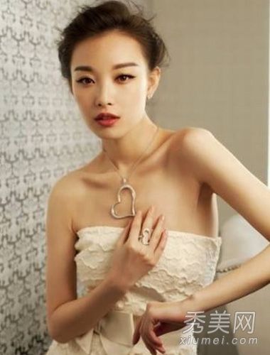 妮妮女演员杨颖喜欢迷人的猫眼妆。