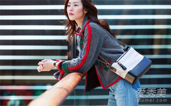 在春天和夏天,没有一个单肩包。超模会教你如何携带它。