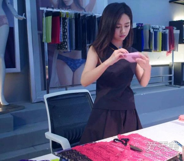 李夏天的黑色无袖连衣裙是什么牌子的?