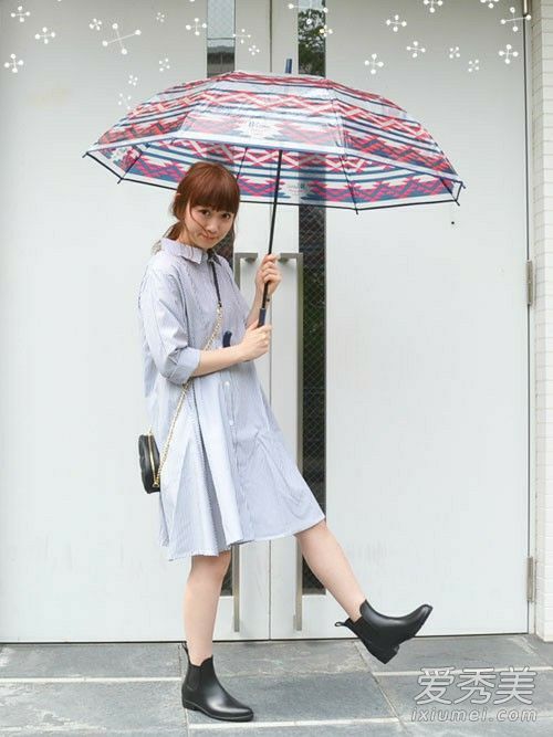 在雨天,你也应该穿上一双多功能保暖雨靴。