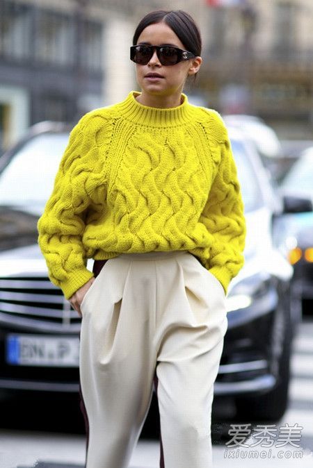 拒绝寒冷和明亮的毛衣会让你看起来很好。