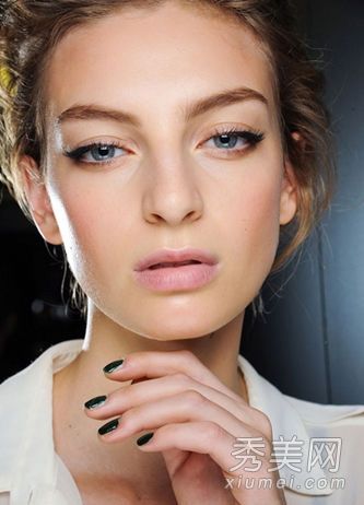 化妆师:如果化妆品不符合岗位要求，开始脱落怎么办？