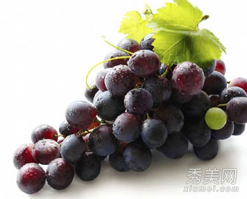 女人抵制衰老。护肤热推荐的8种护肤食品