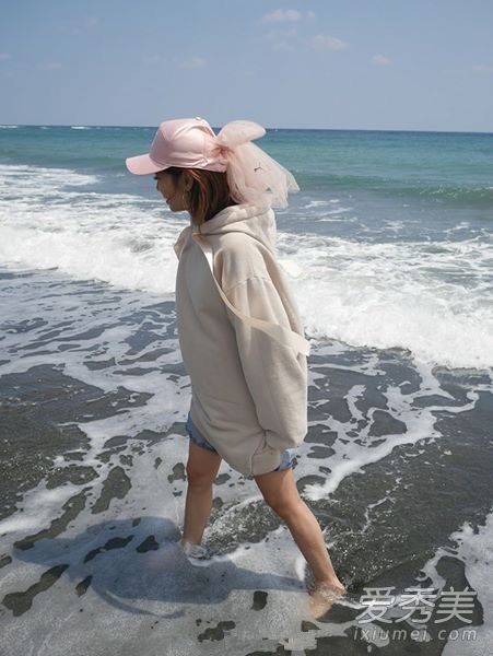 蔡依林是什么品牌的粉色婚纱棒球帽?