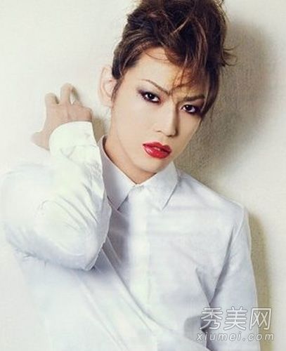 另类时尚中的日本男明星男人扮成女人玩反串