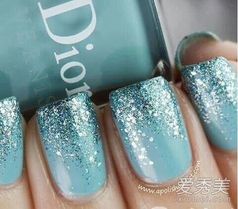 秋冬季闪亮的美甲搭配长袖毛衣是最漂亮的！