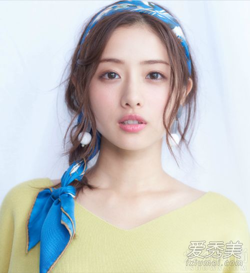 时尚发带搭配可以轻松塑造自我风格