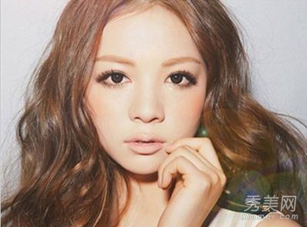 韦辛模特展示日本大眼睛化妆画