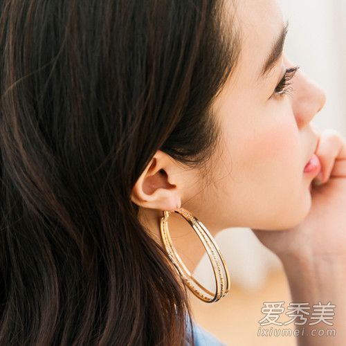 选择合适的一对耳环会让你的外表更有个性!今年春天的六个必备耳环是2017年的!