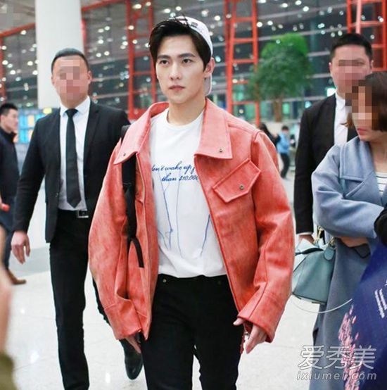 男孩也可以控制粉红色！杨洋的“十里桃花”夹克衫抓镜
