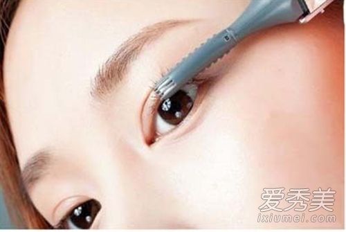 电眼化妆完全依赖于它,刷下睫毛是关键。