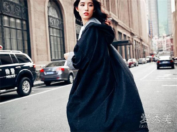 不要只是在圣诞节把红色和绿色搭配起来。这三种颜色也可以帮助你变得时尚。