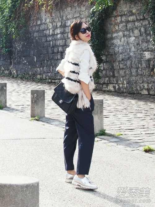 便宜的衣服也有奢华感。毛毛背心打造出个性化的服装