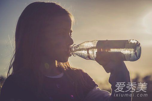 皮肤是黑色的，因为你不这样做。清晨饮水成为美容的关键。