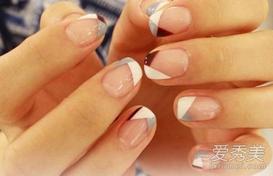 韩国美甲图片:只有当指甲油是“留空白”才是时尚。