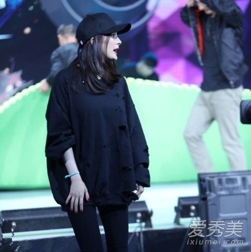 与过去和现在的色彩价值相比，杨幂的尖下巴和短下巴已经飙升。