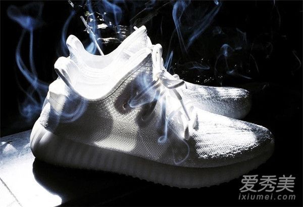 你敢穿这么白的衣服吗?下一对耶兹350 V2