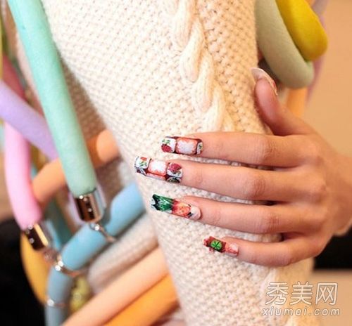 流行美甲:铆钉水晶是美甲中最先看的