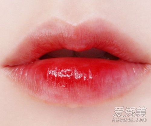 使用这三种方法简单快速地消除嘴唇皱纹。