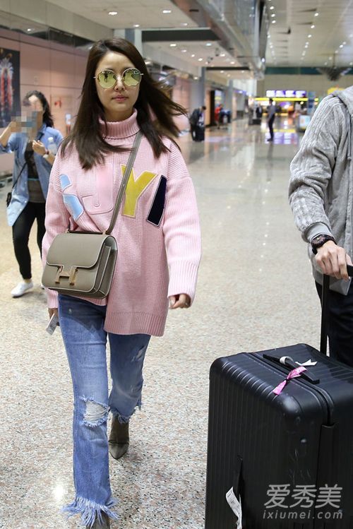 性感妈妈变成了女孩！林心如SJYP粉色毛衣你应该从一件开始