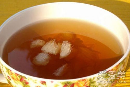 两片生姜可以美化，淡化斑点，消除痤疮。它是万能的