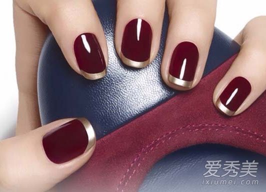除了葡萄酒和红酒，秋季美甲最美丽的深色是什么？