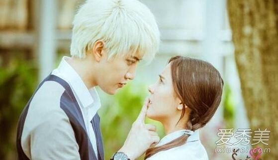 泰语版“吻封它”的女主人，涂有粉色、温柔和嘟嘟的嘴唇