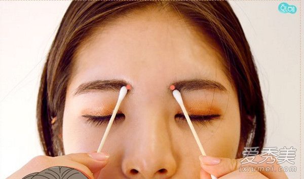 用棉签按摩面部五分钟，轻松去除皱纹和黑眼圈。