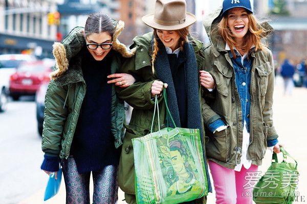 明星机场的私人服装都是比羽绒服更时尚的派克大衣。