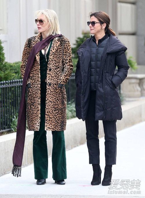 必备的鞋子、踝靴、裤子和连衣裙可以在时尚中搭配。