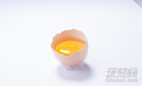 一个鸡蛋可以固定斑点，使皮肤像鸡蛋一样柔软光滑。