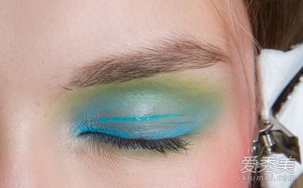 巴黎时装周最美丽的妆容:鸡尾酒眼妆