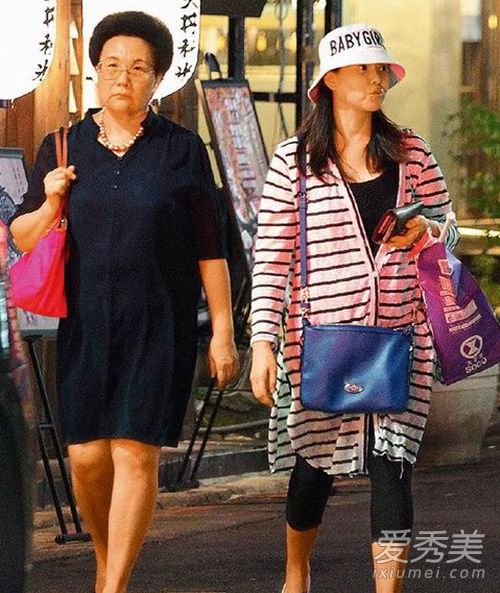 她的脸怎么了？她为什么这么憔悴地去购物