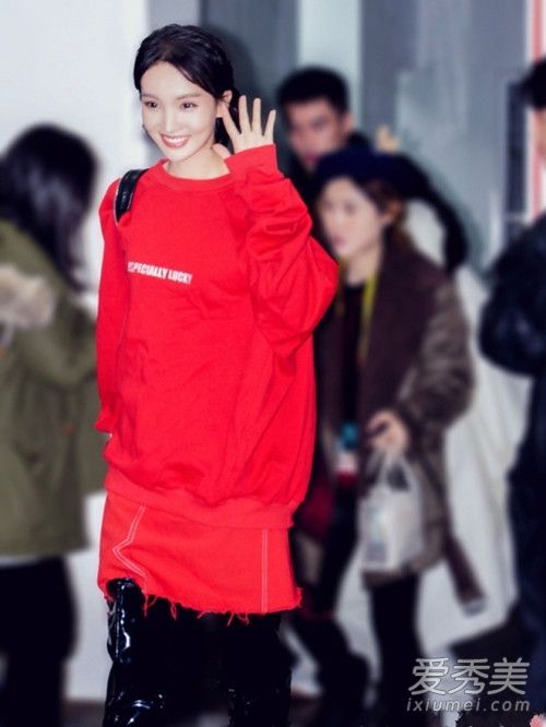 好看又容易出错的裙子和靴子都是这样穿的，根本没注意吉娜