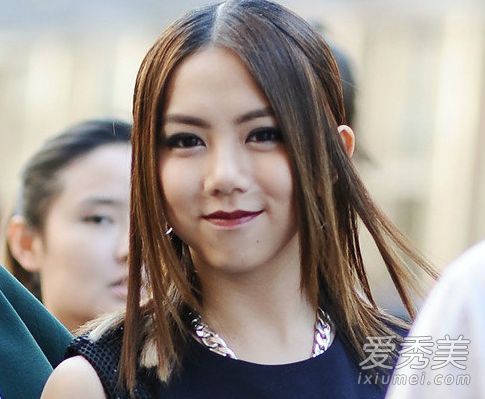 当明星齐聚时装周时,谁的妆容更时尚?