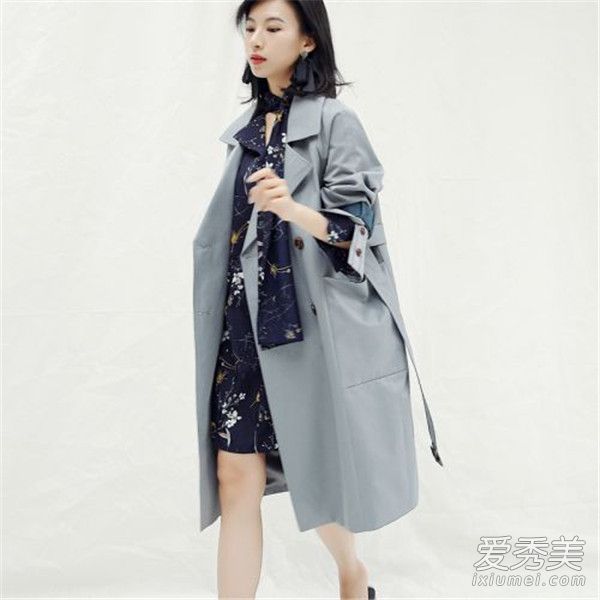 人们穿这样的连衣裙和风衣！