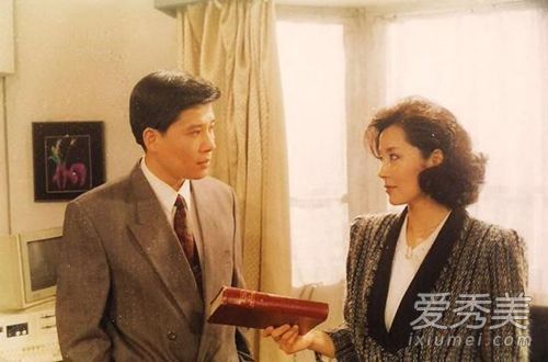 60岁的时候,她脸上还带着一把刀,变成了一张硅胶脸。