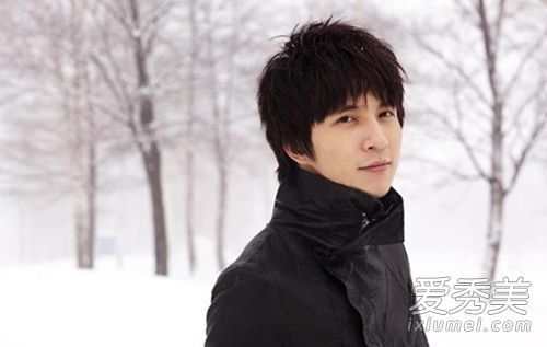 薛之谦坦率地承认整容手术赢得了极大的赞誉。