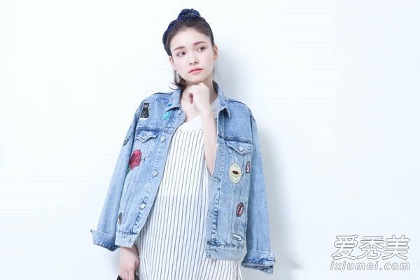 如何制作牛仔外套？徽章加超大尺寸让你成为观众的焦点。