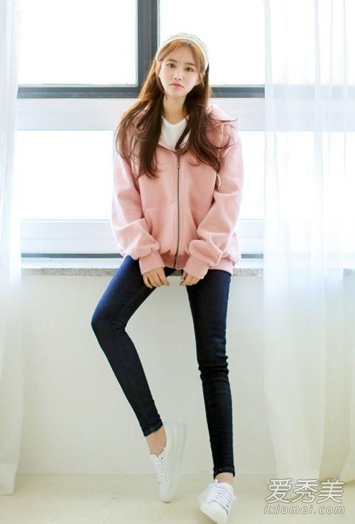 时尚感大大增加了窄筒牛仔裤