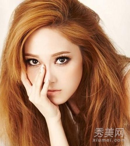 尤纳·杰西卡年轻时的最新时尚妆容